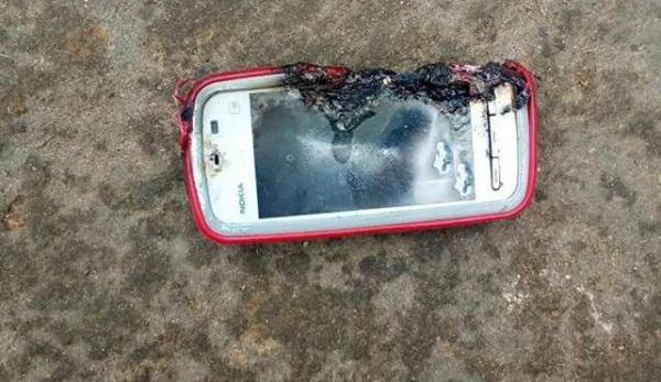 悲剧!18岁印度少女玩手机时突然爆炸,因抢救无效而死亡
