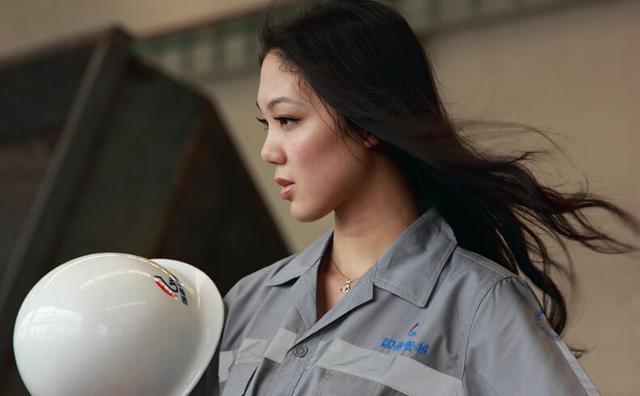 走进工厂:车间美女如云,大胆情侣当众亲热