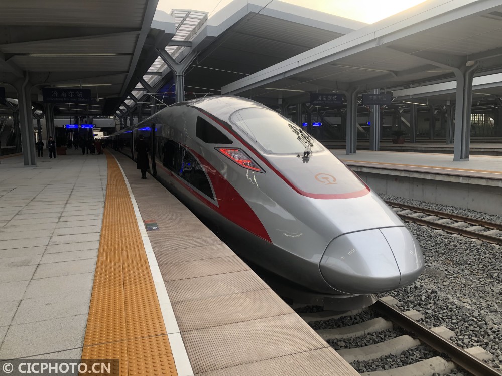 12月26日,一辆济青高铁列车在青岛北站准备出发.cicphoto/张进刚闵 