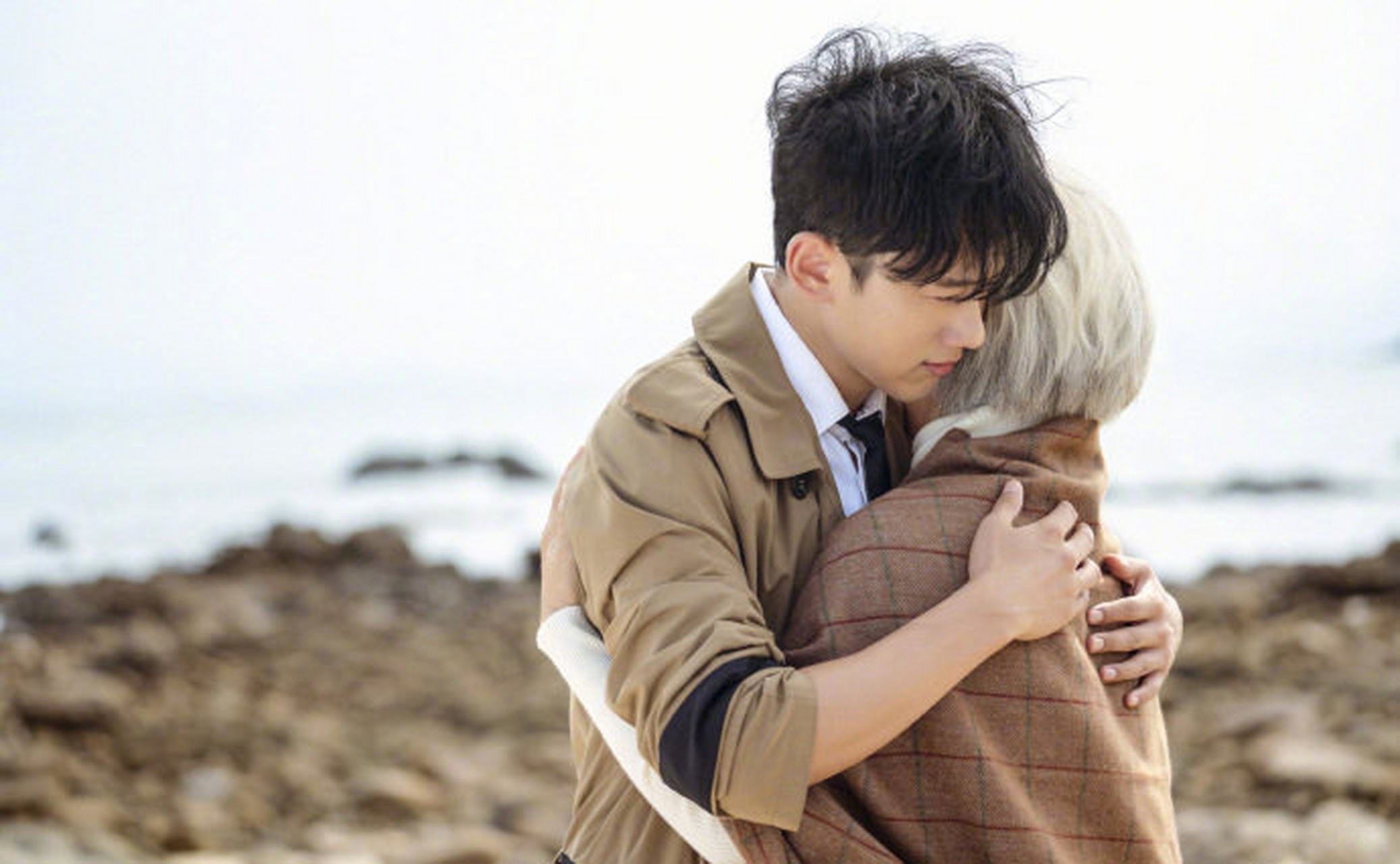 张杰谢娜最新mv公布,夫妻二人化老年妆深情对视感人.