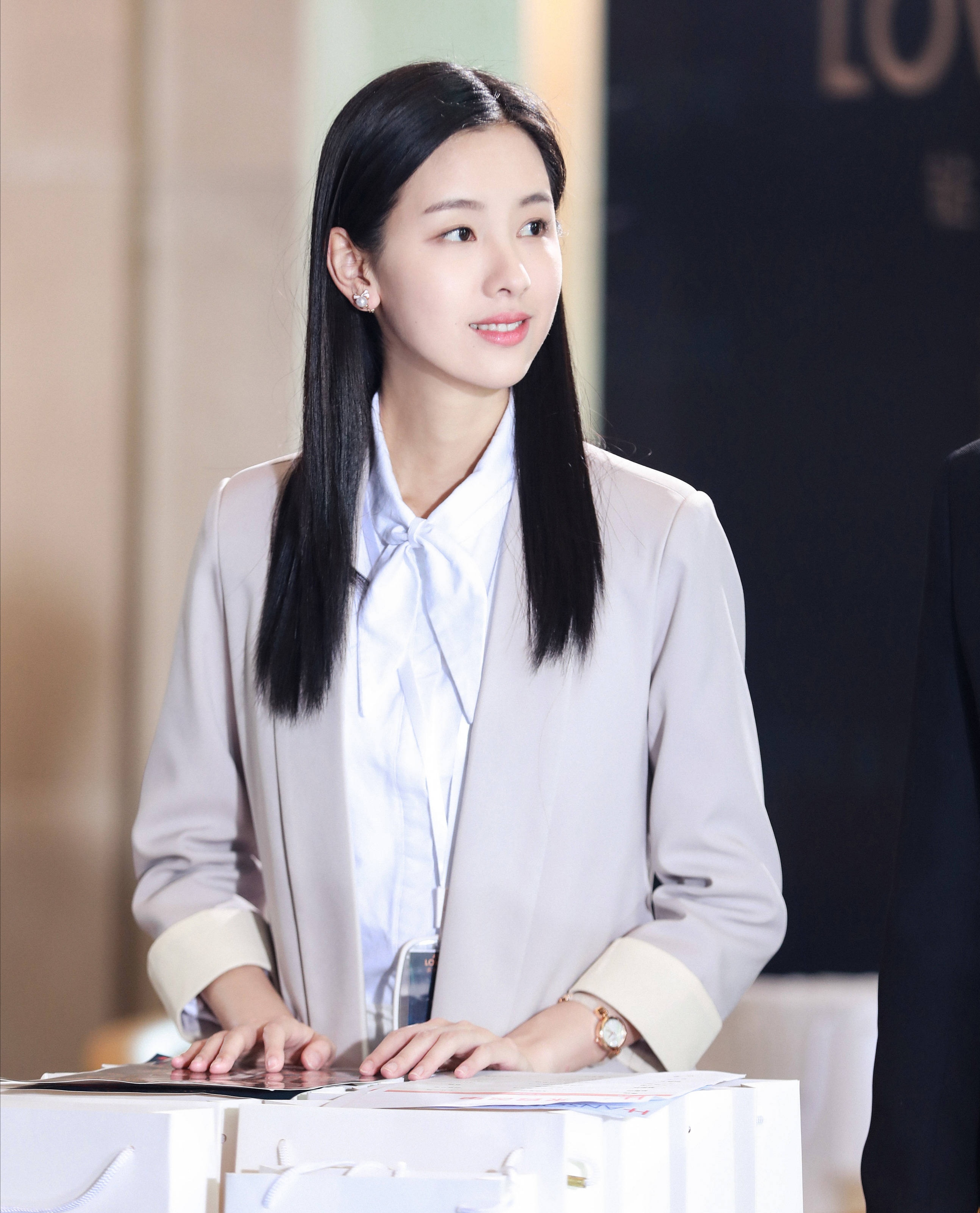 陈都灵穿灰色西装干练时尚,刘昊然粉色衬衫搭配棕色长裤,太帅气