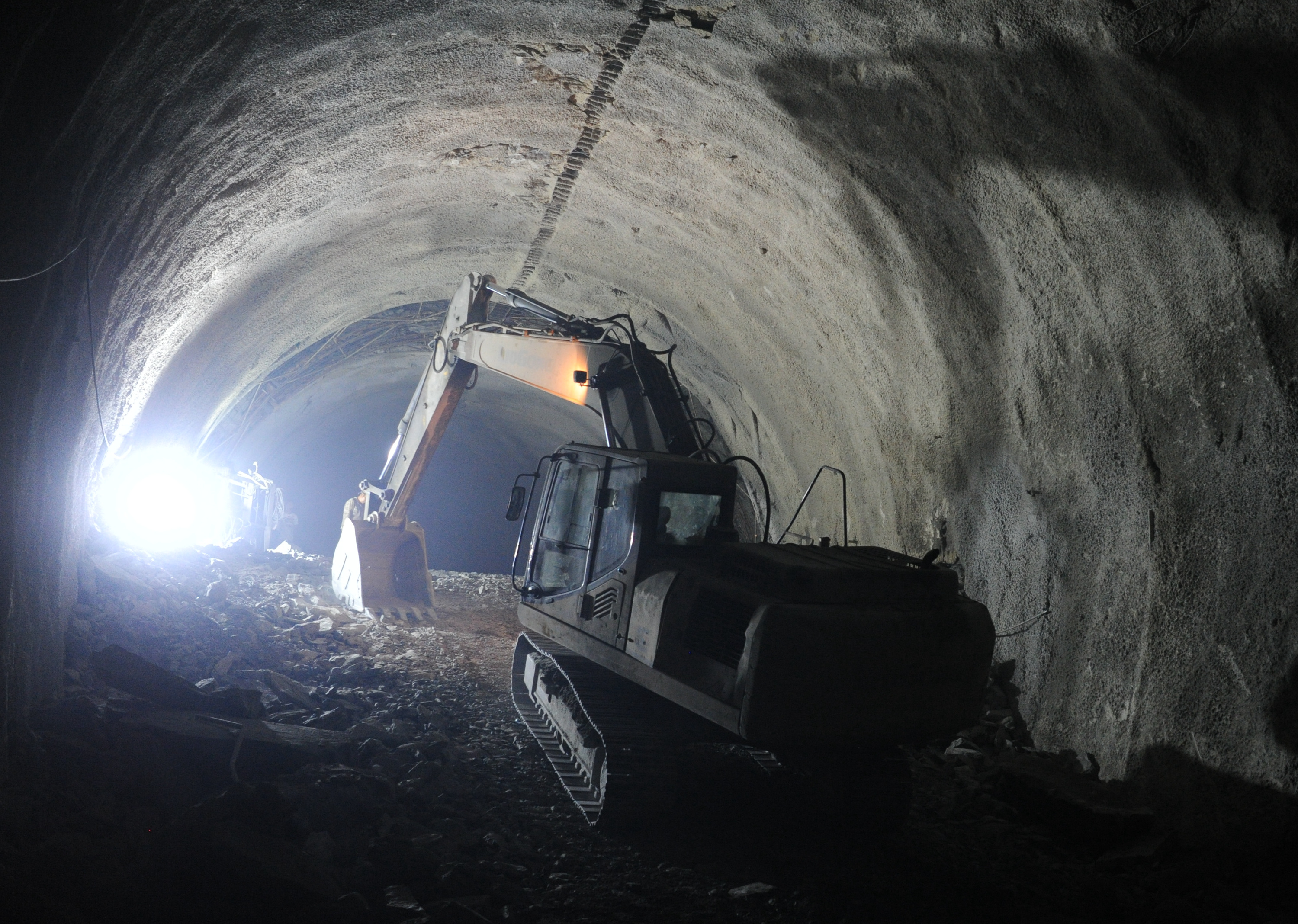 蒙华铁路阳山隧道贯通(3)