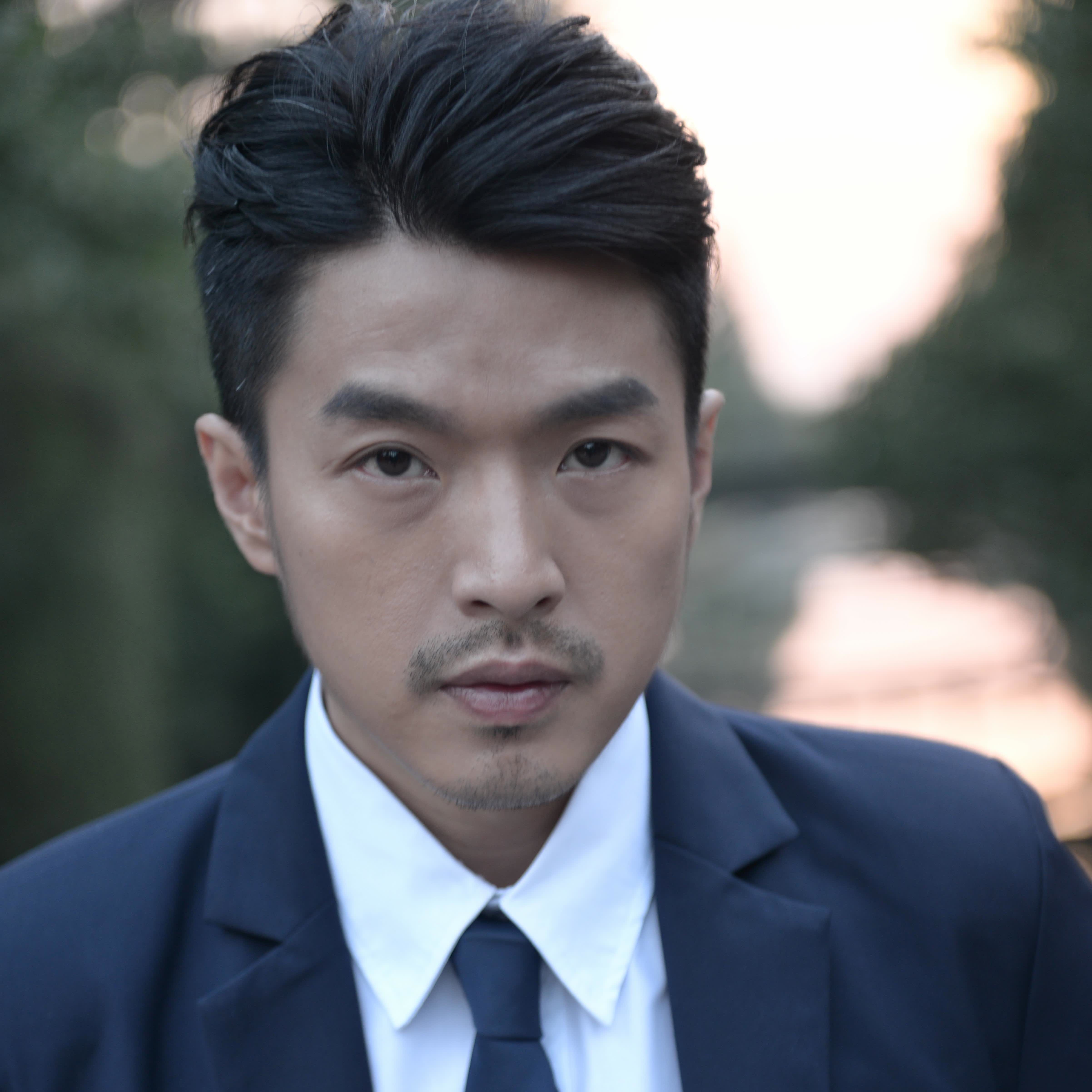 李威坚持了十一年为过世的前女友许玮伦庆祝冥诞,看上去好像挺痴情的