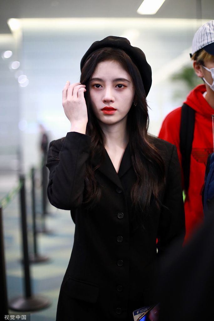 "四千年美女"鞠婧祎人群中白到发光 穿西装戴贝雷帽性感冷艳