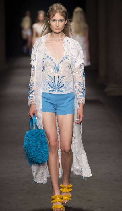 女生在穿着衣服的时候,是不是经常会觉得还缺点什么不够亮眼呢?