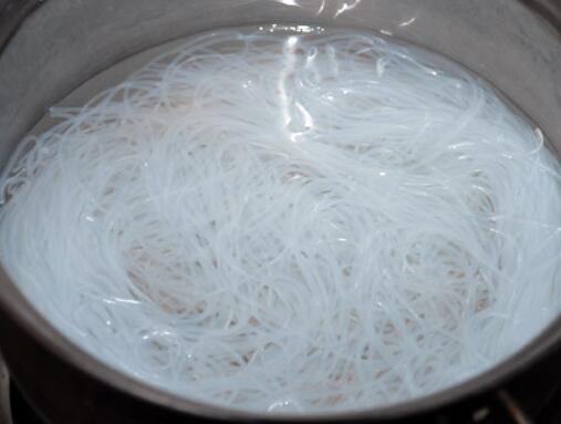 泡"米粉"时,用热水还是冷水?用错了"水",米粉一炒就碎