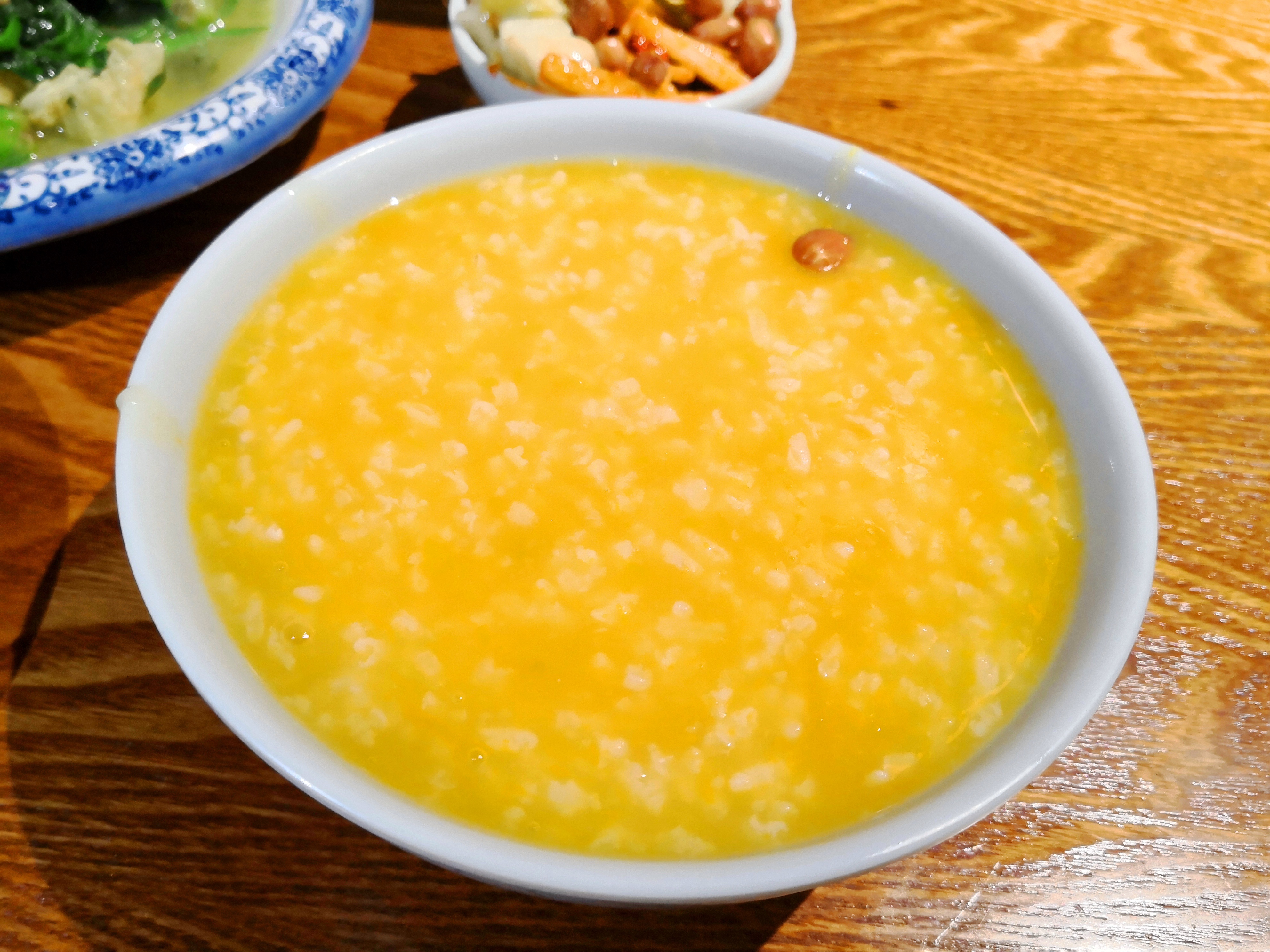 南瓜富含胡萝卜素,膳食纤维,而且热量很低,做成粥美味又营养!