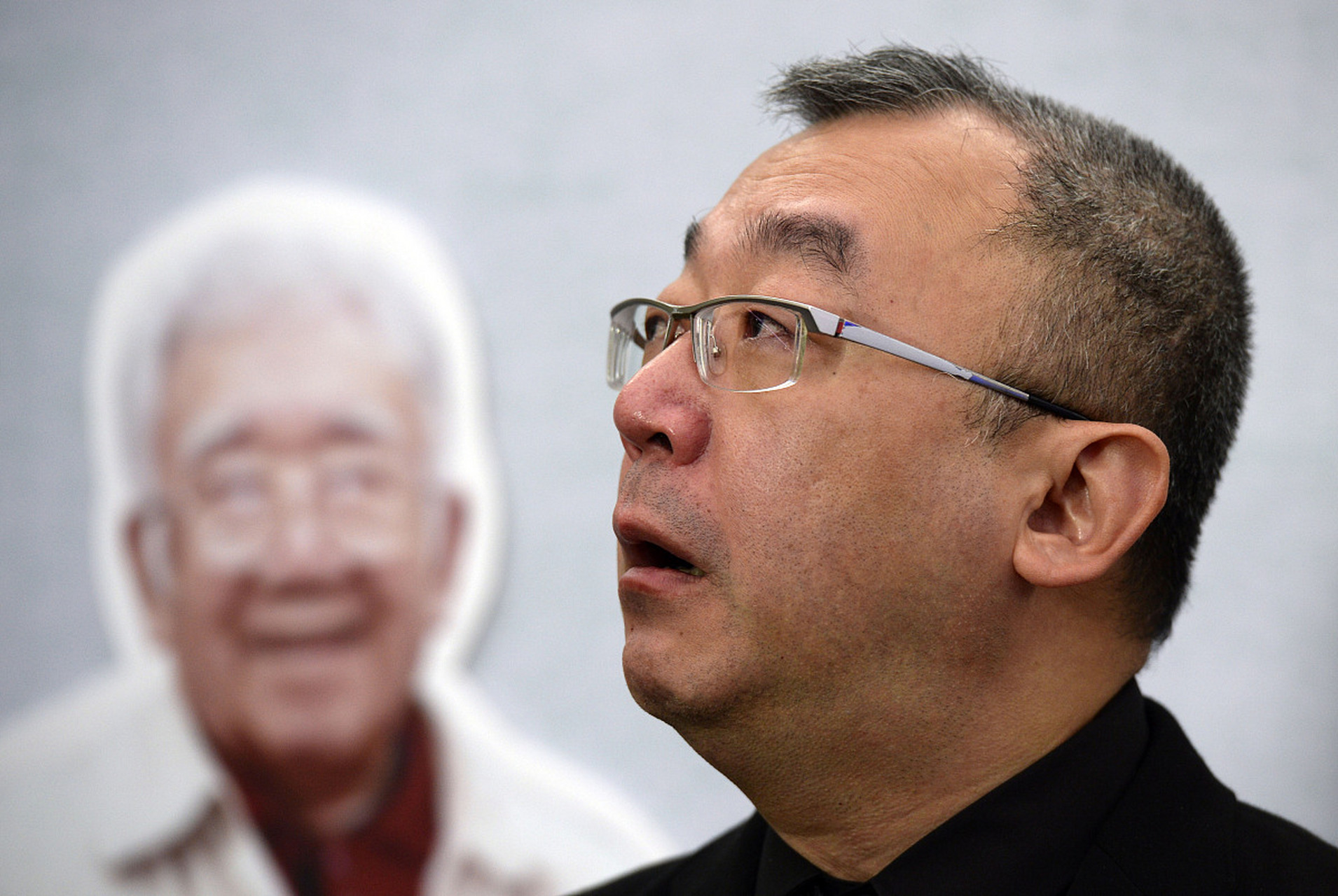 何雨婷,今年34岁,由于父母离异,母亲改嫁,很小的时候何雨婷便跟着母亲