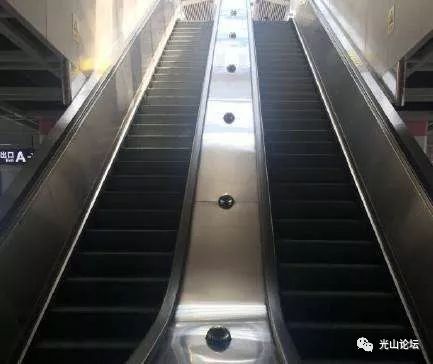 信阳西亚城市广场,5名孩子把扶梯当滑滑梯,家长一旁置之不理