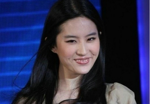 刘亦菲出道很早,而且出演的角色都是很漂亮,很仙的角色,刘亦菲的长相