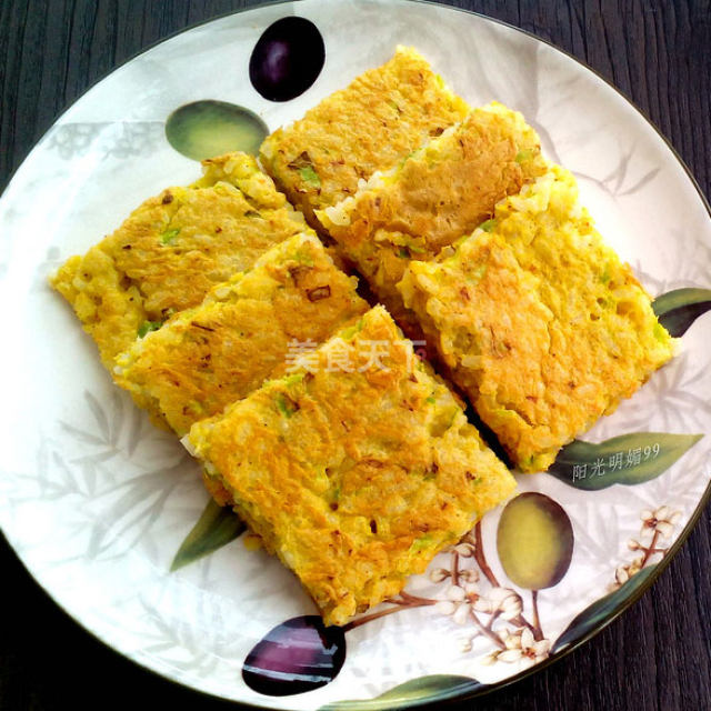 平时家里剩下的大米饭用鸡蛋做成大米饼,做为早餐食