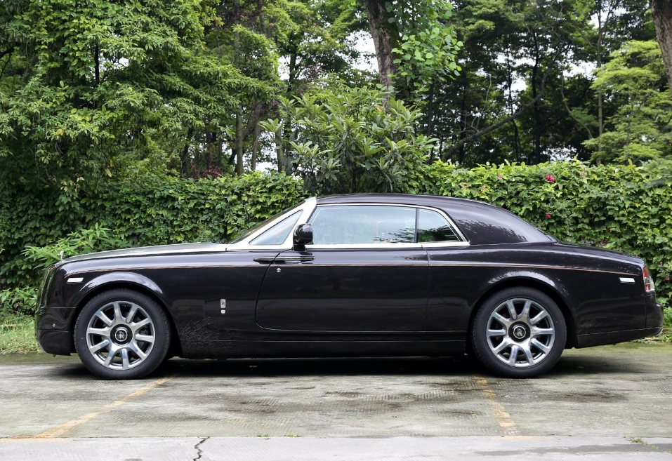 鉴赏一组汽车图片,外形设计漂亮,这款车看起来也比较豪华