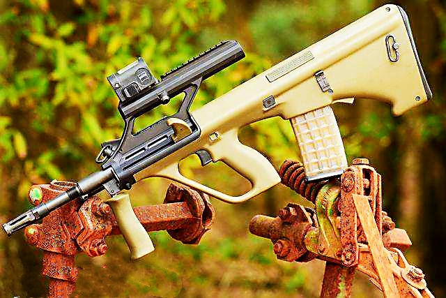 aug突击步枪,特种部队型,在瞄准镜的上方和两侧各有一段皮卡汀尼导轨