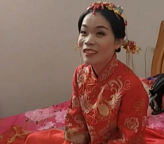 新郎被逼吻"丑新娘",看到新娘脸后,网友:一定是娶了爱情