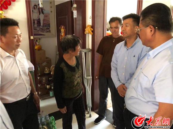 开发区党工委书记李国珍走访慰问建国前老党员