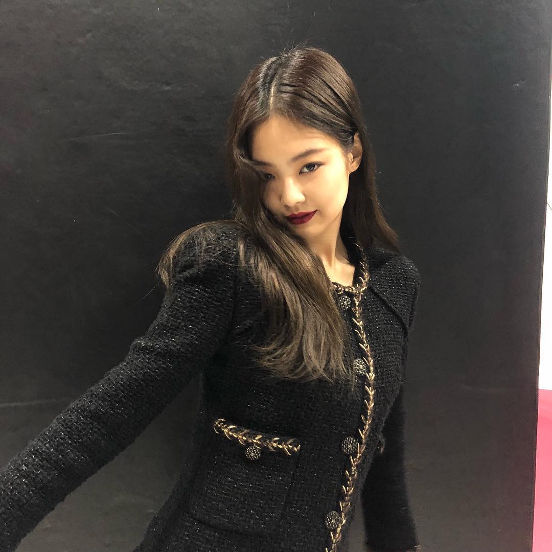 blackpink-jennie,身穿黑色造型散發迷人魅力