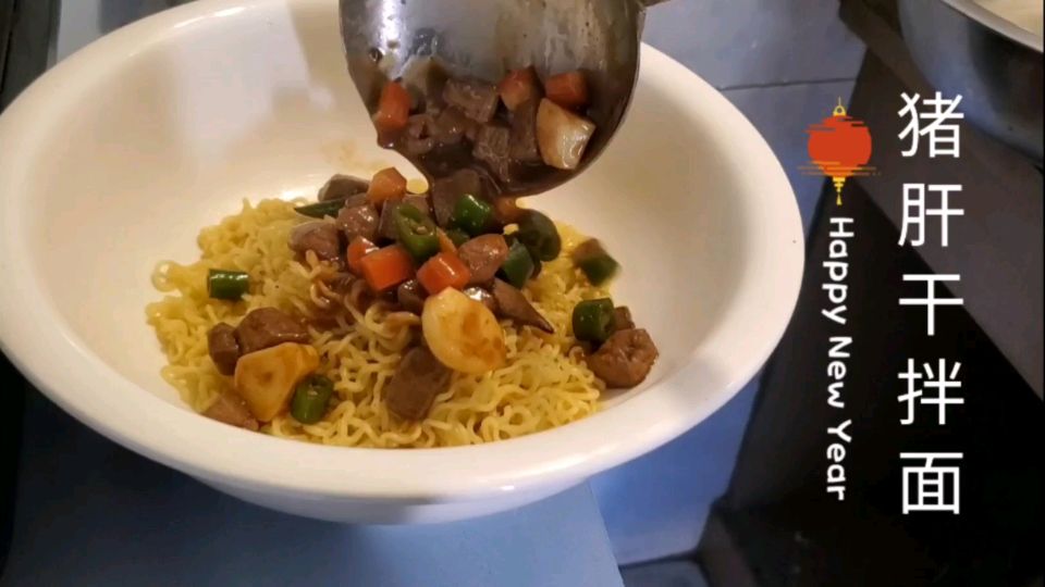 泡面新吃法,做成猪肝干拌面,营养又美味