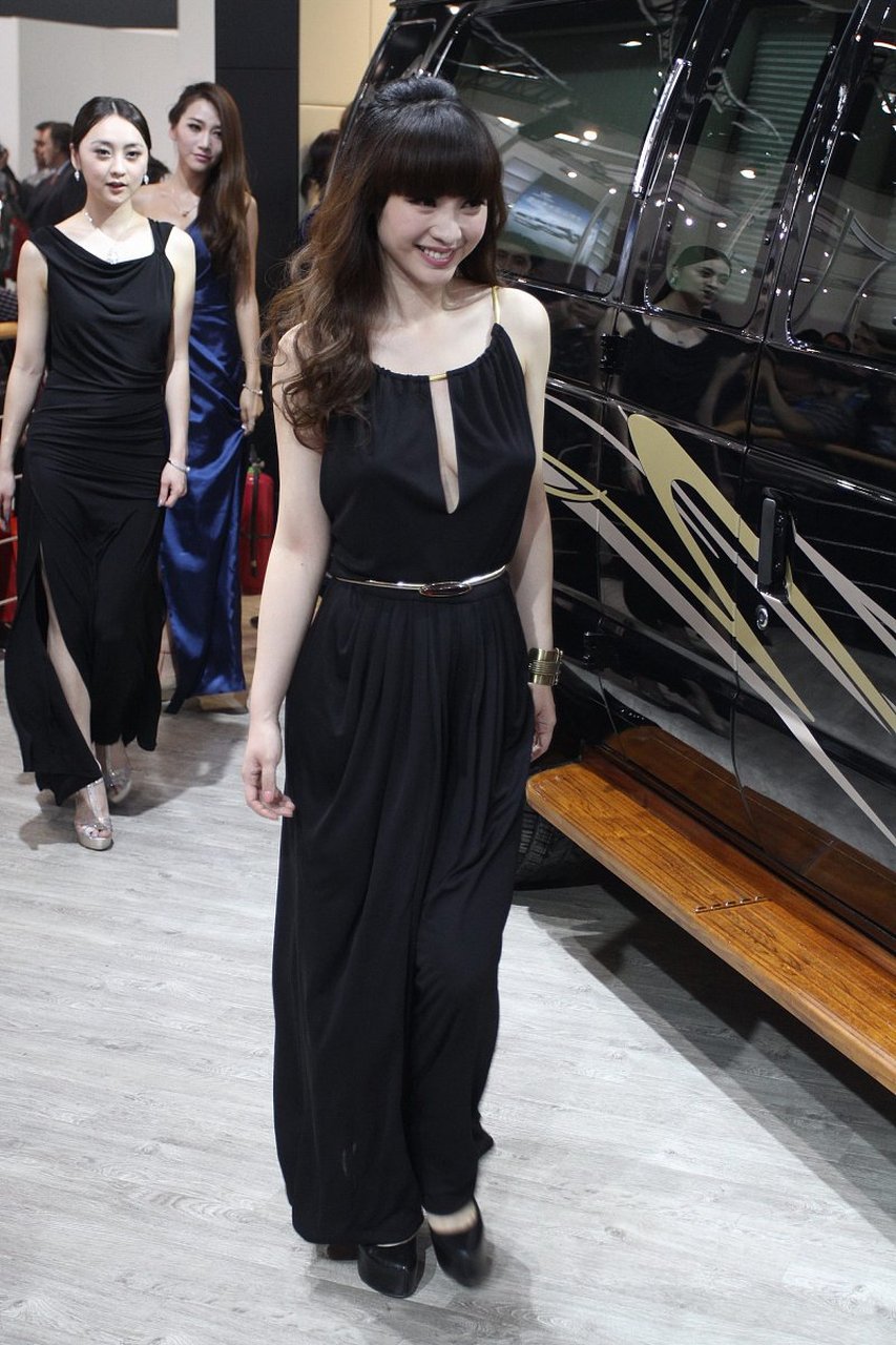 杨幂和柳岩的身材简直就像是火星撞地球一样的对决.