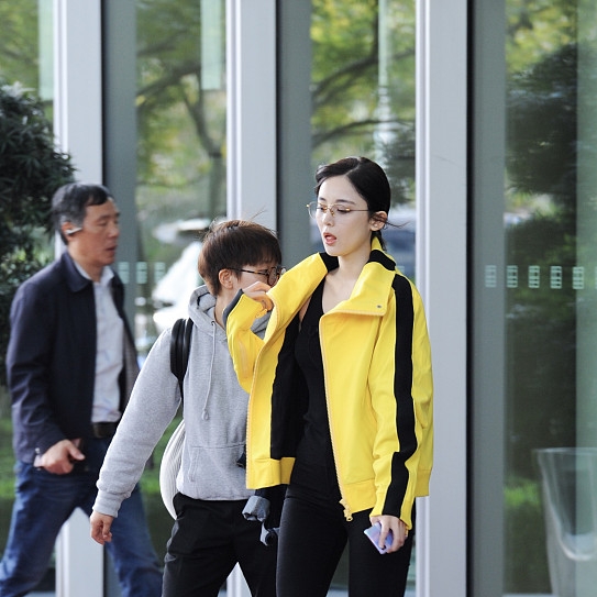 书香典雅风范,古力娜扎行色匆忙吐舌头,助理陪伴左右保护