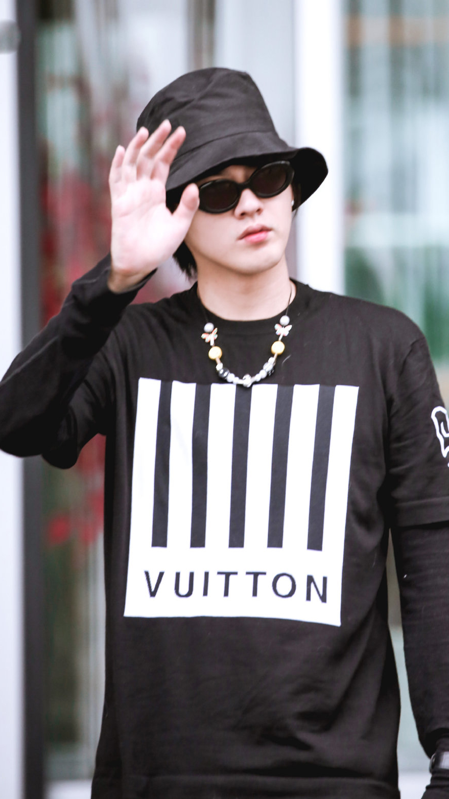 吴亦凡最新机场照,黑白色的简约搭配,却被项链抢镜?