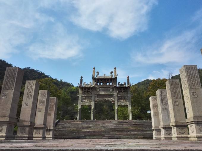 王陽明故居 餘姚城內陽明路,先生佩劍青銅鑄