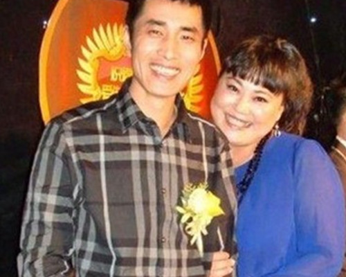 曾是军人,二婚被小15岁的大学生追求,如今瘦30斤美艳逼人