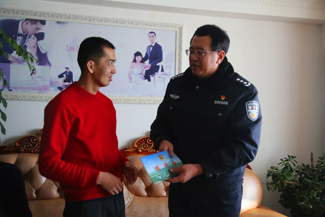 成映泽副厅长走访慰问鄂尔多斯公安基层民警