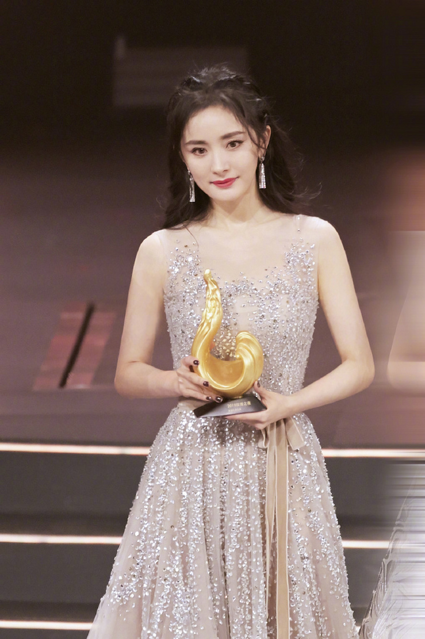 杨幂近日的两套礼服造型:"钻石裙"时尚高级,"斜露肩裙"清爽少女,杨幂