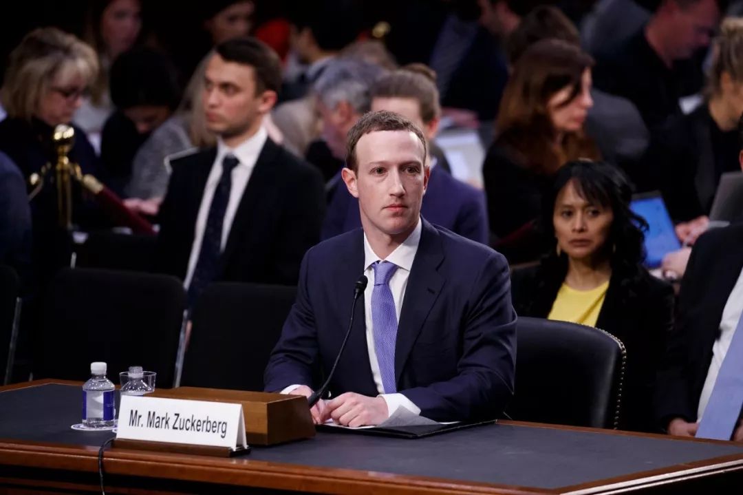 脱下300美元的灰t恤,扎克伯格在国会上的这套西装怎么样?| 虎扯