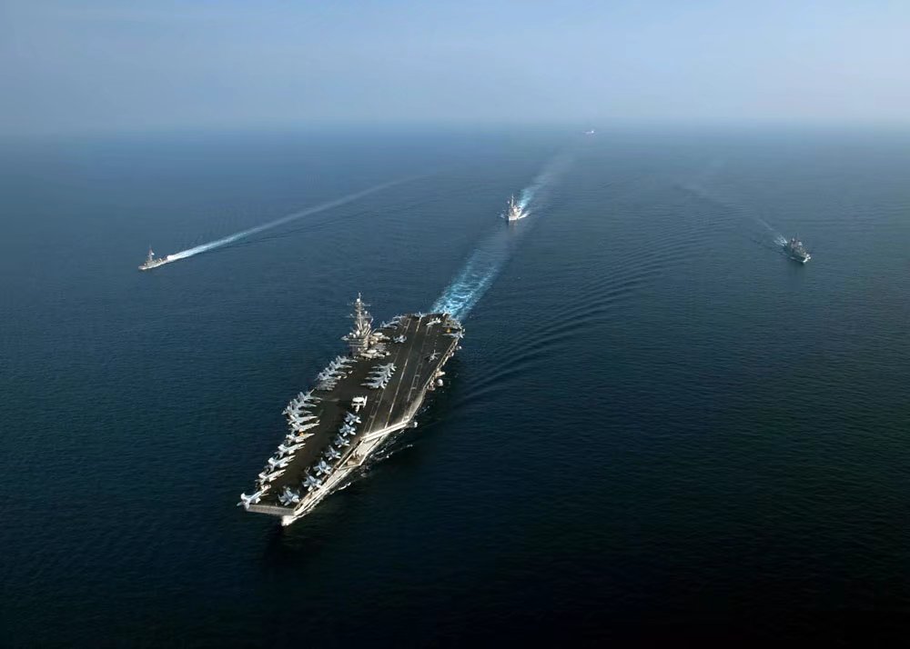 美国航母在南海招摇训练 新加坡当小弟狐假虎威