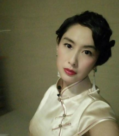朱茵外出照流出,回眸一笑仍是大话西游的紫霞仙子 !