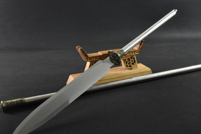 图为:神威烈水枪乃平定倭寇的明代名将戚继光掌中宝枪.