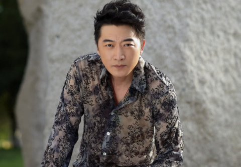 但早年时间他出演了非常多的影视作品,并且还获得了