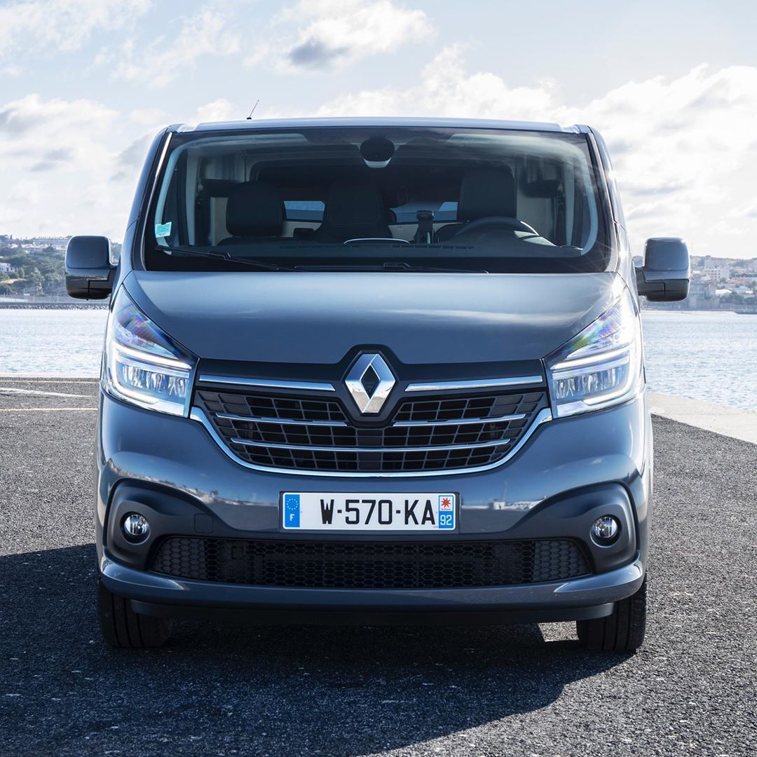 全新雷诺trafic面包车尾部