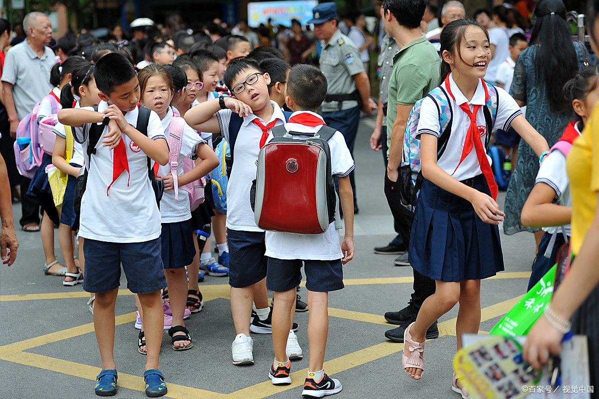 方言横屏拍摄图下午放学校门口学校放学图片济南市友谊小学放学的照片