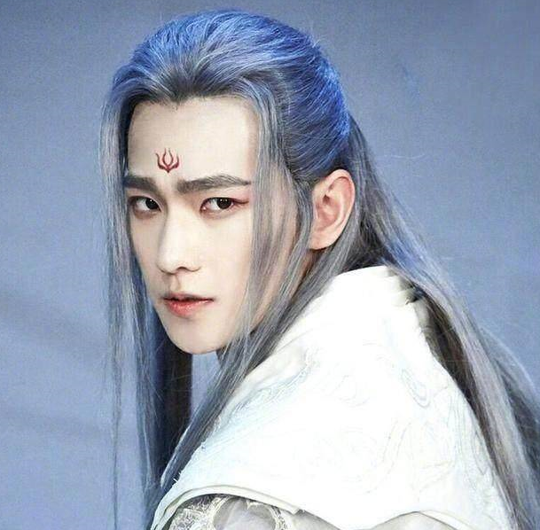 男明星额前花钿妆,朱一龙,杨洋,李易峰,谁让你惊艳?