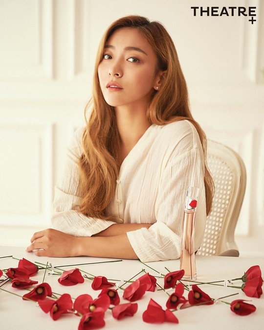 f(x)成员Luna用香水的封面照片展现了自己的魅力