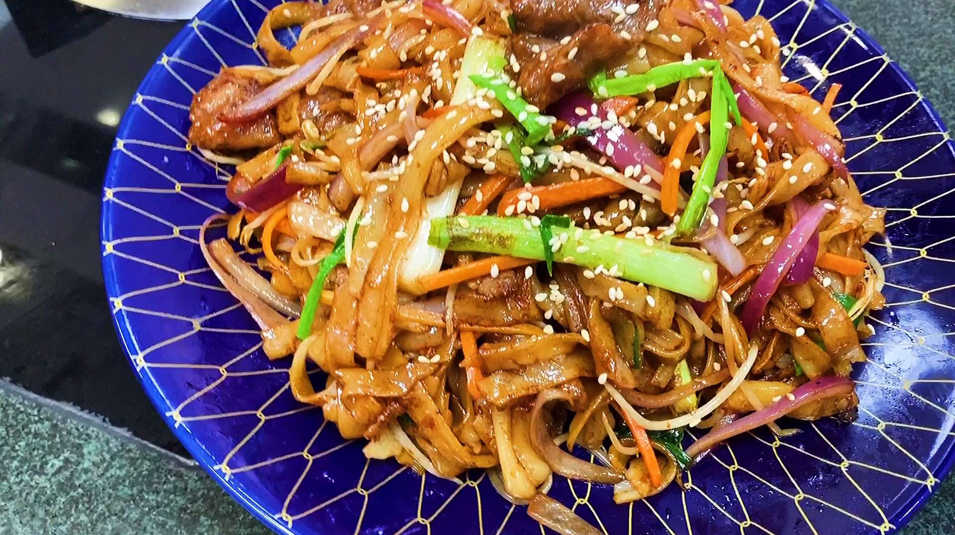 大厨教你家庭版干炒牛河做法,干香可口有锅气,先收藏了