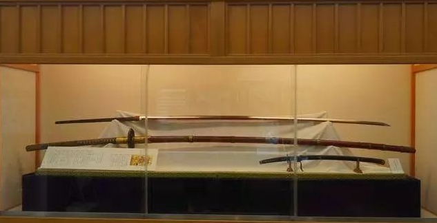 日本古代有种巨型刀叫做大太刀,很难想象有日本人能拿起这种刀