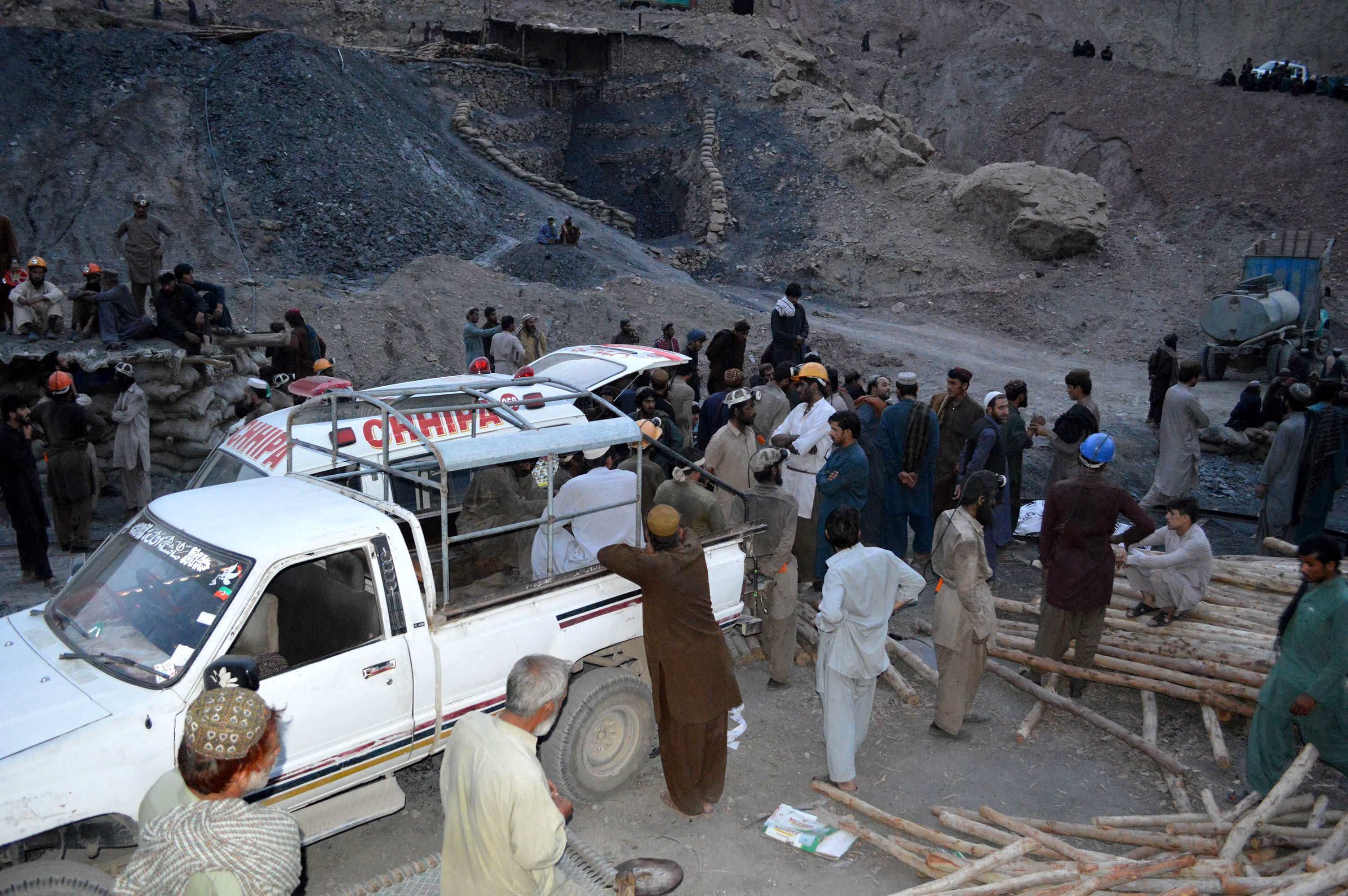 巴基斯坦两处煤矿发生矿难致18人死亡(1)