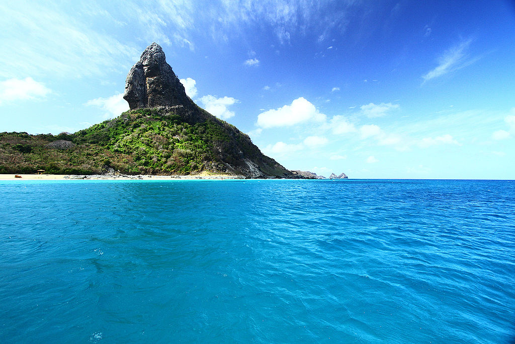 雷岛:位于法国大西洋海岸,通过一座两英里长的桥与拉罗谢尔相连,人口