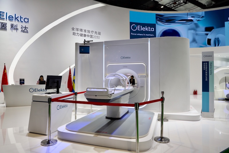 「进博会现场」医疗器械展有哪些"高大上"?机器人做手术,衣服抗疲劳