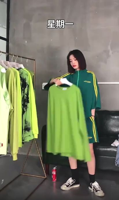 穿绿色衣服的暗示图片