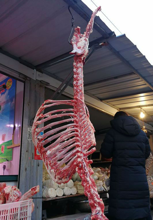 把羊剔成骨架 卖牛羊肉清真店主一手好刀功 羊骨架全副8块钱一斤