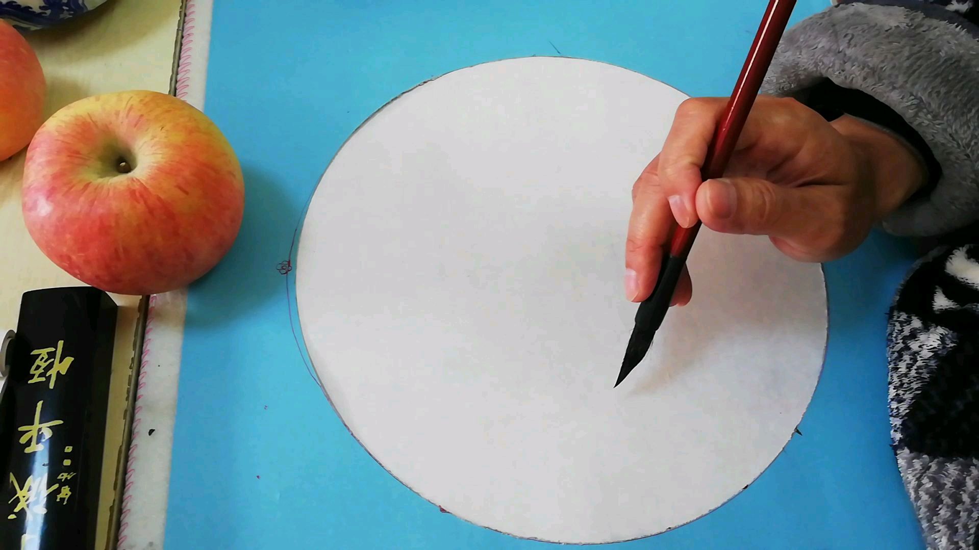 国画:我用两种方法画苹果,看看素描与国画画出的苹果有何不同?