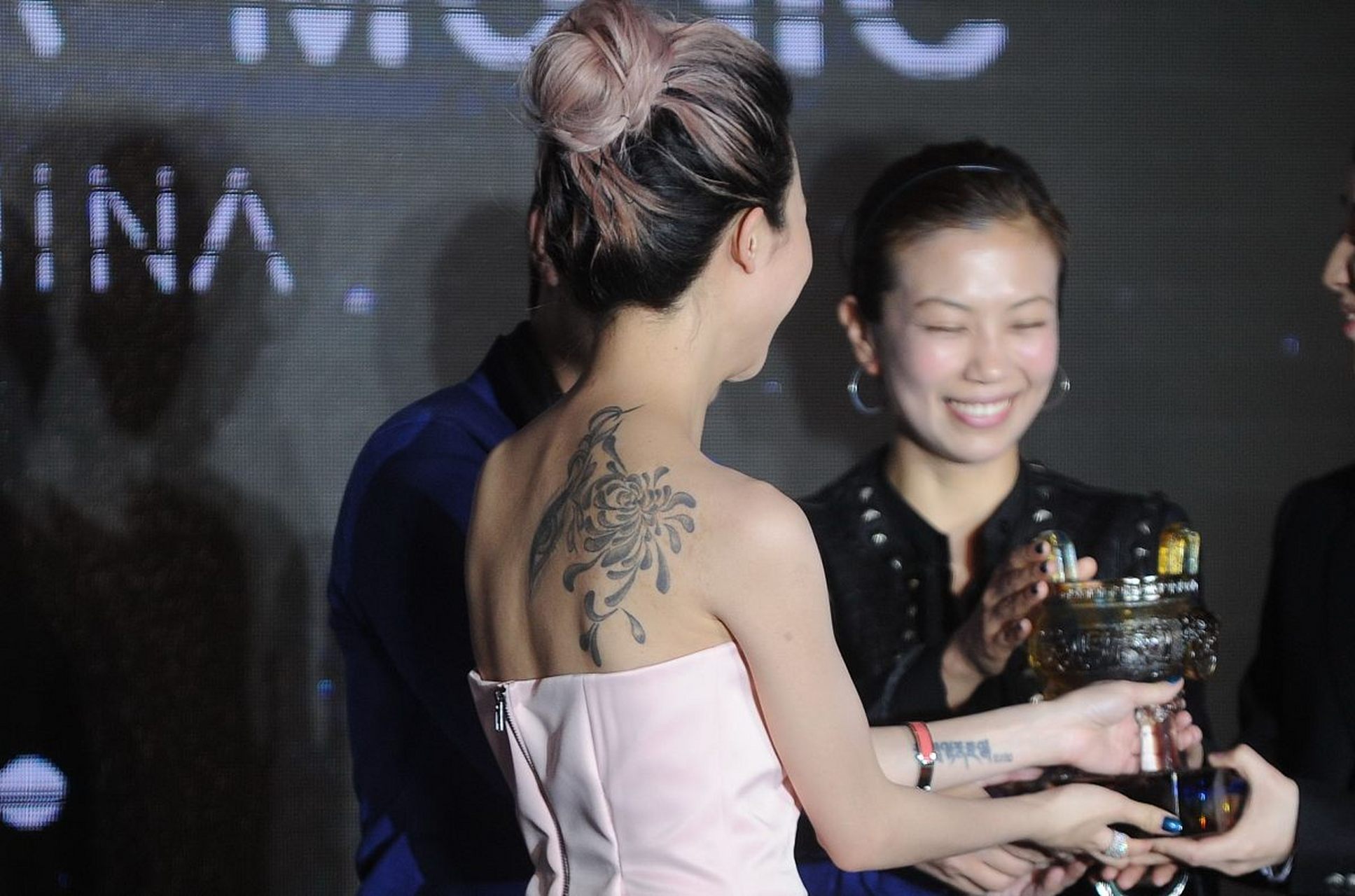 其实就是两个小小的纹身,又不是整只手臂纹成了大花臂,我觉得是可以