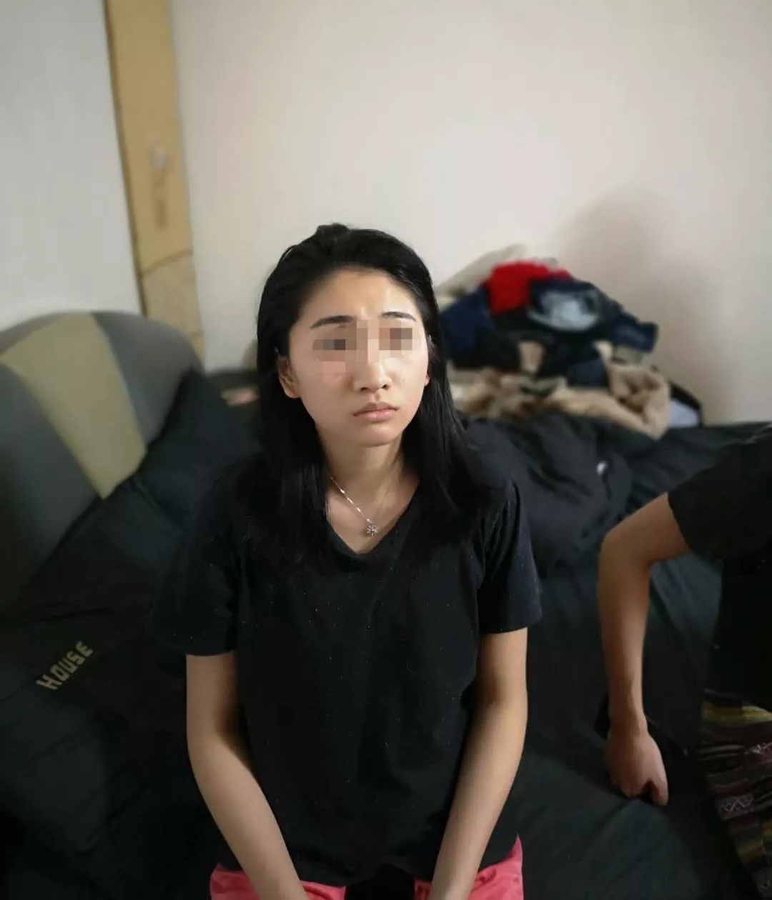 男子带高颜值女友回家过年,警察却来了,真相令父母大跌眼镜