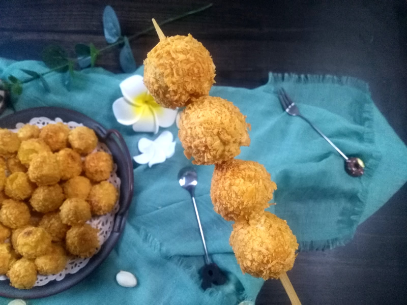 【小贴士】 1,这个酥皮软心红薯丸子可以不放酵母粉,不放酵母也好吃