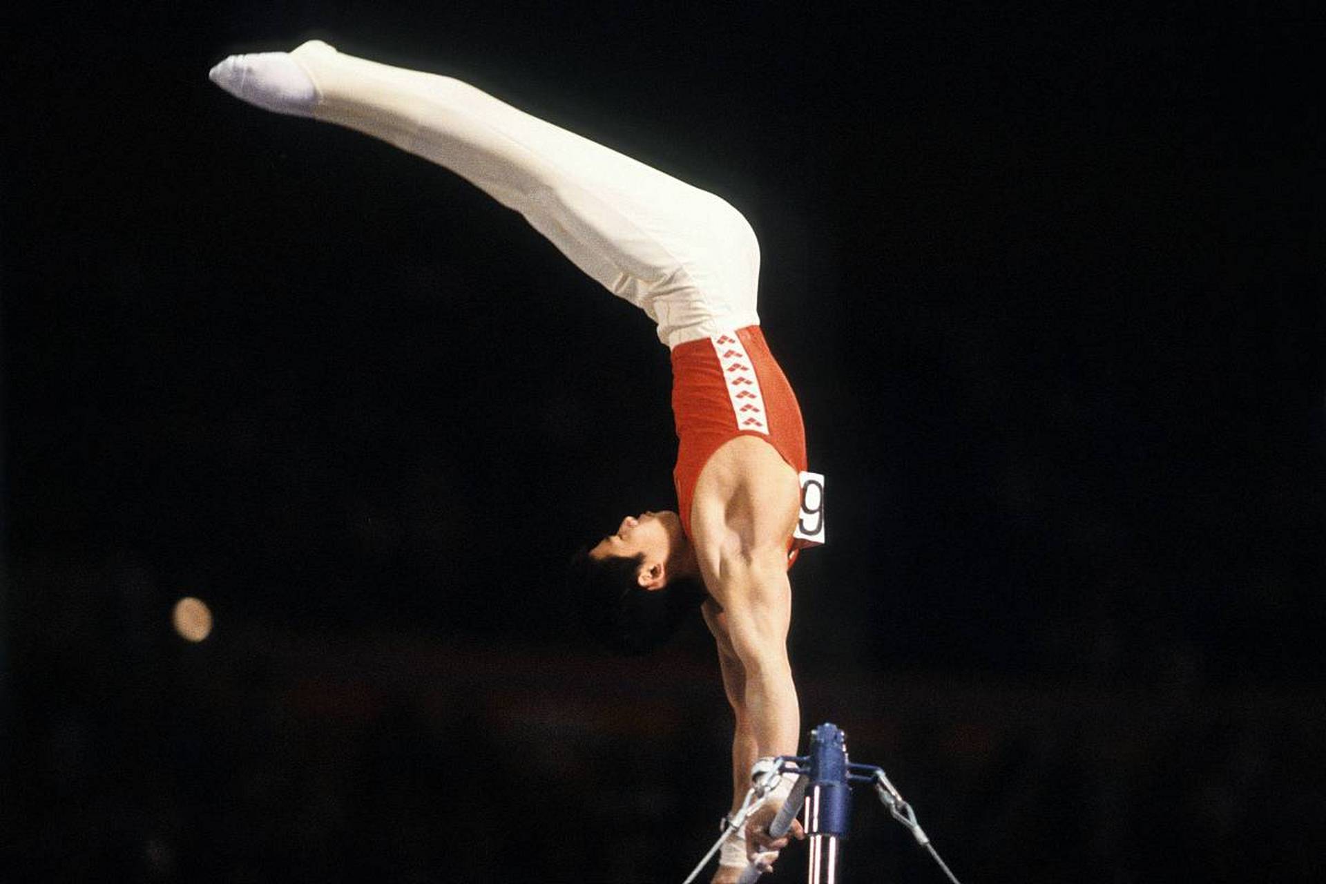 李宁,中国体操传奇,世界杯六项冠军,奥运会三金得主,展现全能王风范.