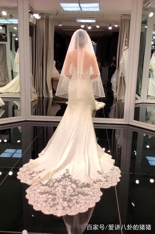 "抖音"新娘穿婚纱背影迷人走红,不料镜子暴露真容,网友:不配
